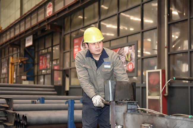 李衛(wèi)華參與制砂樓設(shè)備的研發(fā)