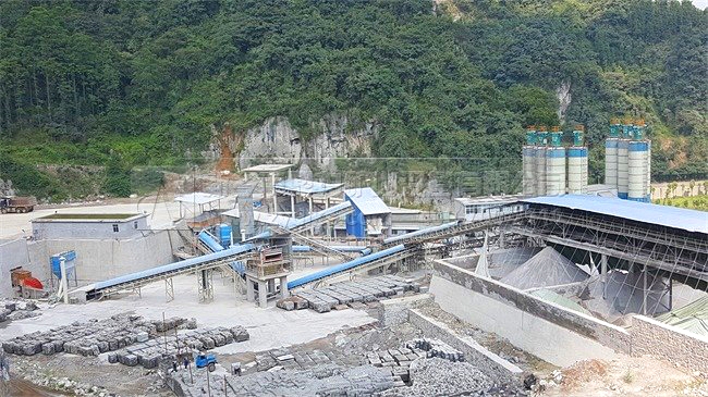 某水泥廠石灰石破碎現(xiàn)場(chǎng)