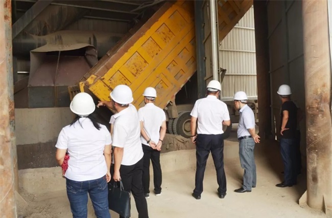 參觀石料生產(chǎn)線的給料平臺(tái)