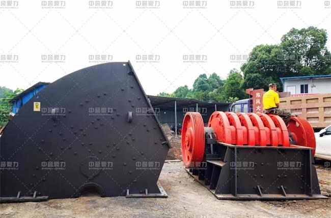 等待被安裝的新破碎機(jī)