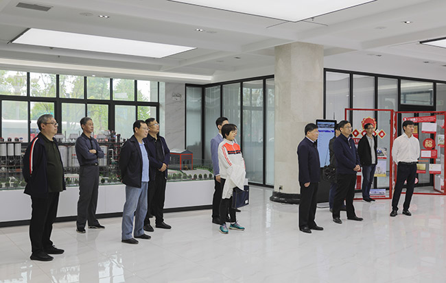 河南省發(fā)展改革委導(dǎo)一行觀看衛(wèi)輝市資源稅管理介紹視頻